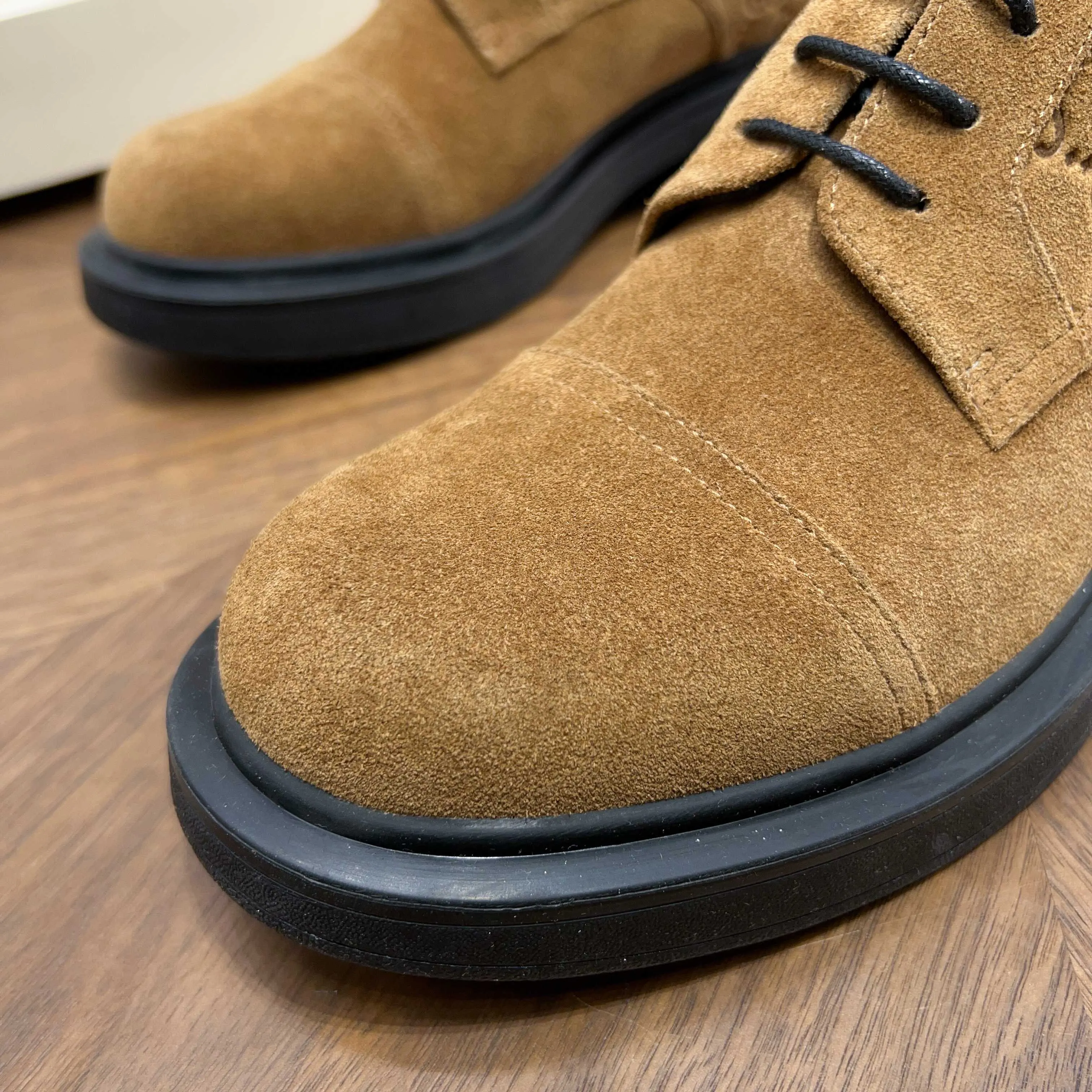 💰780 Gucci/Gucci new men’s lace-up shoes with GG details, matte cow leather derby shoes! The design of this men's lace-up shoe is rooted in the brand's heritage. Crafted from premium waxed cow leather, it is embellished with GG printed embossed suede leather details, a nod to Gucci's iconic monogram. The rubber sole decorated with GG pattern adds a touch of modern fashion to this design. Typical three-joint style design. European and American classic version, full calfskin lining. The overall upper texture is soft and the lining is comfortable and breathable. 2CM thickened soft rubber sole, easy to control. Versatile and stylish upper foot, multiple colors available to meet different matching needs, complete package! Size: 39-40-41-42-43-44 leather shoe size (38.45.46 can be customized)